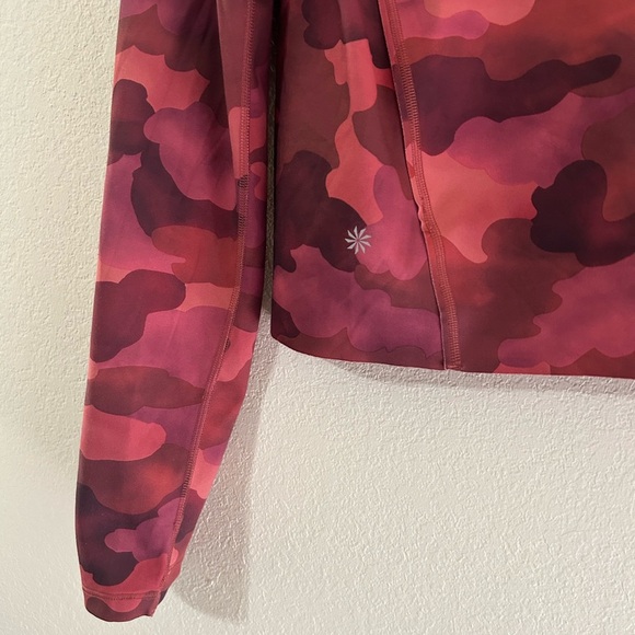 Athleta Pinnacle Cropped Hoodie Mantra Print Red Camo Women’s Size Small Nylon - Picture 7 of 11